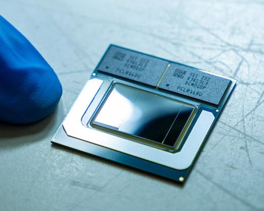 Intel продемонстрировала процессор Core Ultra первого поколения с встроенной памятью LPDDR5X