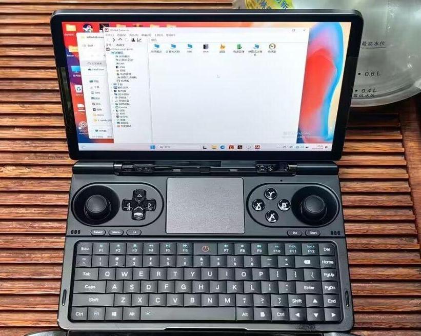 В сети появились фотографии GPD Win Mini, грядущей портативной консоли с дизайном раскладушки